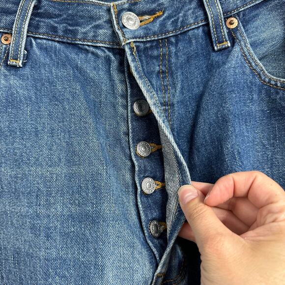 Levis Mens 501 Jeans size 38 x 32 Medium Wash - Picture 3 of 7